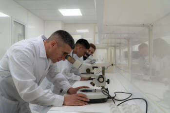 Alex Stewart puso en marcha la única sala de microbiología de Jujuy