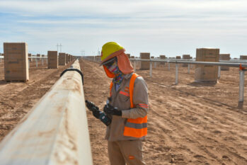 La obra avanza con 260 empleados y una meta de 305 MW de potencia. Se trata del primer proyecto renovable del país bajo el régimen RIGI.