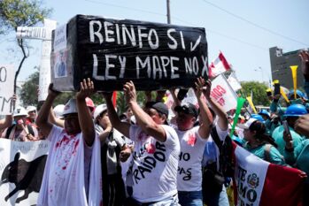  "Pequeños mineros bloquean carreteras en Perú exigiendo ampliación del REINFO"