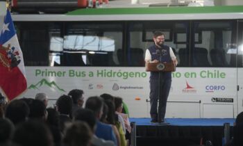 Chile presenta el primer bus a hidrógeno para la minería, financiado por Corfo y Reborn Electric Motors