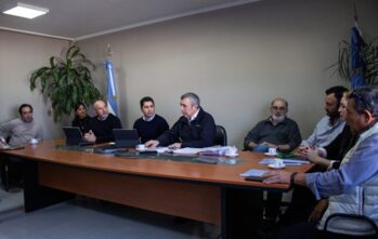 Santa Cruz presiona a Newmont por más contratos locales en Cerro Negro